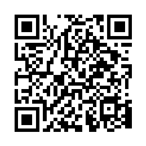 他的手里握着一只沾了墨迹的狼毫笔二维码生成