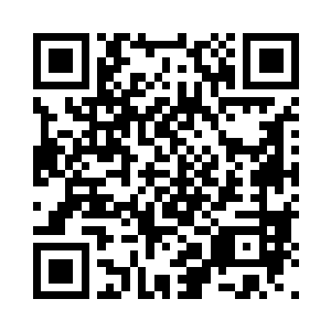他的眼睛瞄住了前方远处的一个红色的岩峰二维码生成
