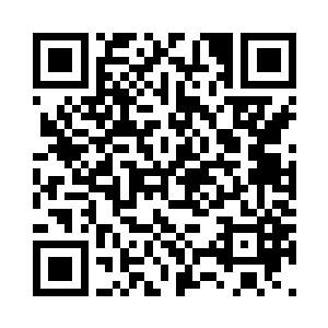 他的脸上不停的出现各种各样的颜色二维码生成