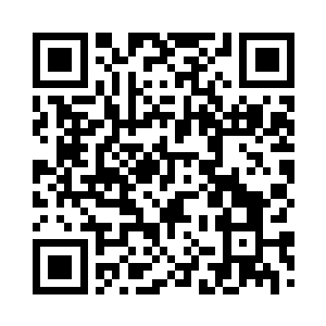 他皱眉看着那个不知道哪来的小抱枕二维码生成