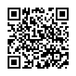 他突然看到前面的廊道中走了一行人二维码生成