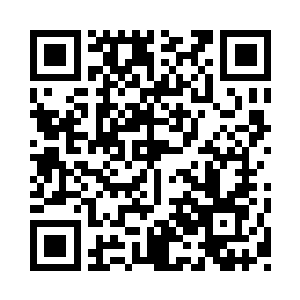 他立刻看到客厅里面正有客人坐在沙发上二维码生成