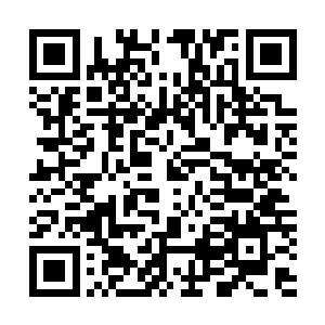 他紧盯方向的斜坡雪台清除了积雪后露出了高高的冰雕台阶二维码生成