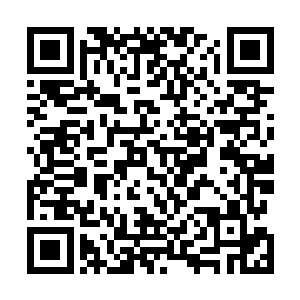 他自己将衣服都穿好然后洗完漱后就坐到了桌子前等着她二维码生成