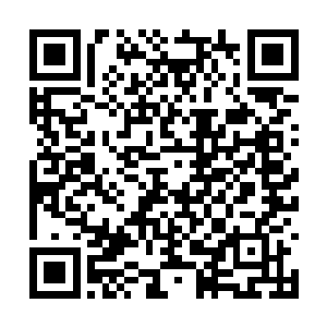 他说话的时候直接从皮包里翻出一摞现金扔了出去二维码生成