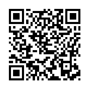 他跟东星卫视的一个女副台长小声交流了几句二维码生成