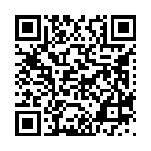 他雪白的皮肤和漆黑的头发就显得异常鲜嫩二维码生成