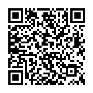令人惊艳的手指微微的挑了挑本就散开了的衣服二维码生成