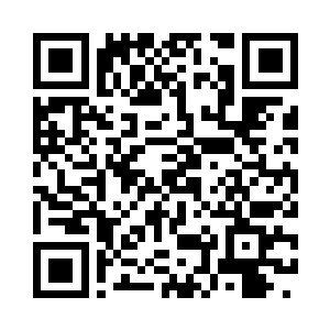 令的街道两旁的所有驻足观望的人们二维码生成