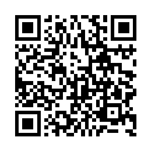 以一种完全反重力的姿态挂在了战士的背后二维码生成