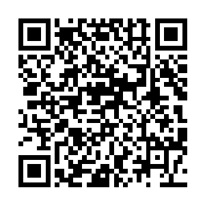 以前都会热情打招呼的叔伯婶子们都用异样的眼光看她们二维码生成