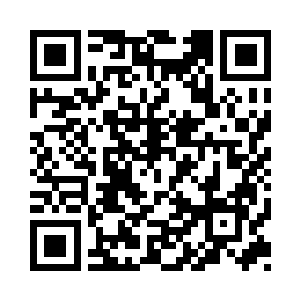 以往每年都是他一个人躲在这间放映室里二维码生成