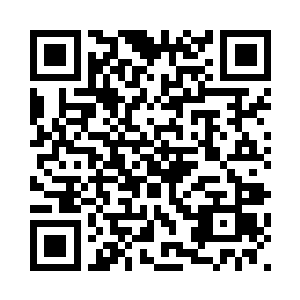 以手中的至尊神器横档在自己身前二维码生成