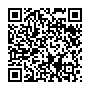 以比较简洁的镜头语言交待出这个世界不同寻常的地方二维码生成