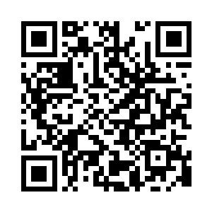 仰头看着天空那轮慢慢的朝西边落下去的明月二维码生成