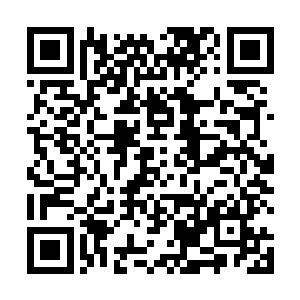 任由她眼泪汪汪的看着他搂着她的三姐从她的边上走过二维码生成