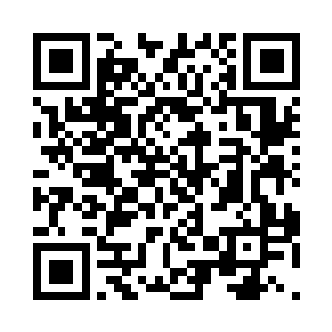 众多学子穿着儒衫袍依次在广场上站好二维码生成