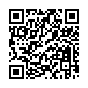 优美的锁骨中间有一抹绚烂的银色二维码生成