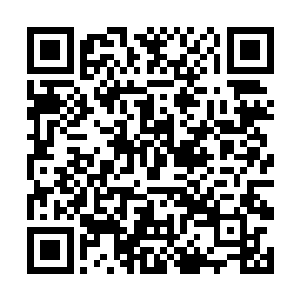伸出去的手不知道该扶还是该把龙战按回到炕上躺着二维码生成