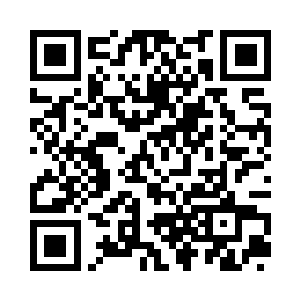 伸手将棋盘上的棋子一个一个的放在了棋盒里二维码生成