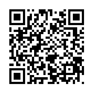 伸手就要去拿一名正端着冲锋枪射击的特警二维码生成