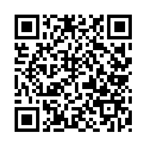 似乎在中年人的身上形成了一层水幕一般二维码生成