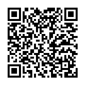 但依然将她圈在自己的范围内牢牢地握着她的手抓住方向盘二维码生成