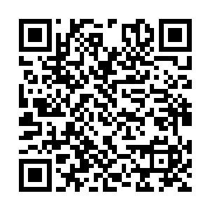 但是斑白的两鬓让他看起来比实际年龄更苍老一些二维码生成