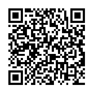 但是身后的摄影机却捕捉到了他擦拭眼角泪水的画面二维码生成