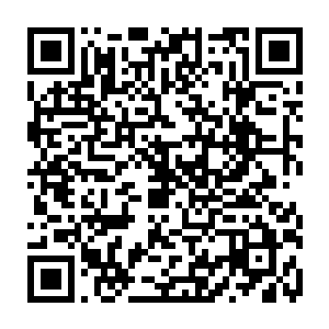 但是金三儿手中那把枪和脸上的表情却是真真切切的把周围的人都给唬住了二维码生成