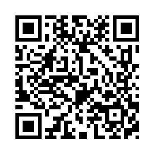 但是非常认真地在看他完成每一个步骤二维码生成