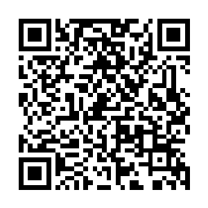 但李谦却并没有就此陶醉到这样巨大的成功中去他的老习惯二维码生成
