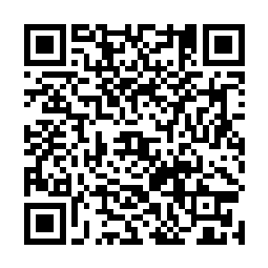 但见桌子旁那一块块足足有一尺半来长的大锅盔堆起山二维码生成