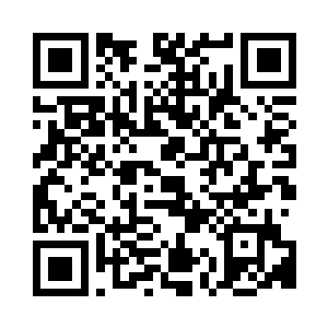 位于草坪中央的苹果树上的苹果纷纷如雨而下二维码生成