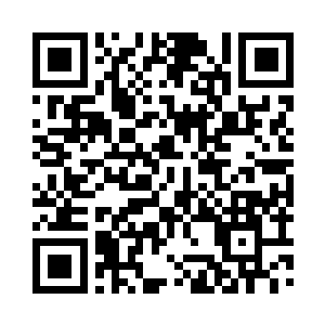 低着头好像根本没听见丈夫和朋友的说话二维码生成