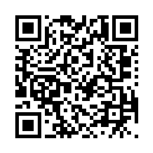 余平安小心翼翼将耳钉戴在她的耳朵上二维码生成