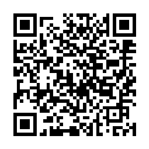 作战靴的橡胶底踩在玻璃幕墙上并没有发出很大的声音二维码生成