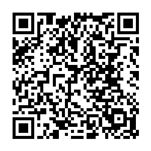 你们什么时候见过农民穿着西装打着领带还戴着墨镜在田地里工作的二维码生成