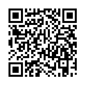 依依不舍的把手里的海报递给银环少女一张二维码生成