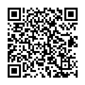 侧身躺在g上手里拿着他和某个丫头亲密合影的连俢肆二维码生成