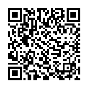 侯卫东顿时想起了以前庆达集团小广场上昂天向上的挖机二维码生成