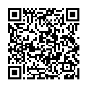 便慢姗姗的走到报栏那里取过一本杂志坐在沙发上看二维码生成