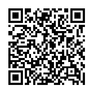 便看到老爹正在坐在台阶上吃着一碗干嘟嘟的面条子二维码生成