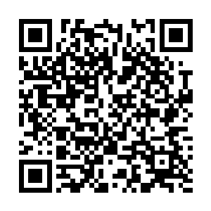 俞一江这才注意到卢向东办公室里还有个年轻漂亮的女孩二维码生成