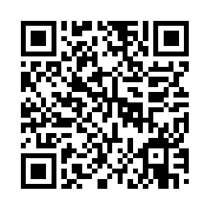 俞淑仪正在那里指挥着村民做着什么二维码生成