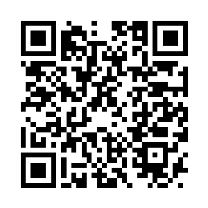 信手在一边的书架上抽出一本书籍翻开二维码生成