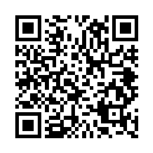 俩人相对着吃着简单但美味的早餐一直无言二维码生成