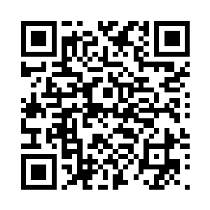修长的礼服裙尾一直延伸到台阶之下二维码生成