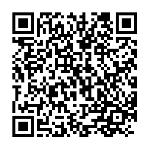 候卫东掏出自己的工作证件才把这群纠缠着不肯走的小美女给打发了二维码生成