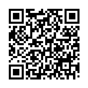 借着床头还不曾熄灭的煤油灯昏黄光线二维码生成